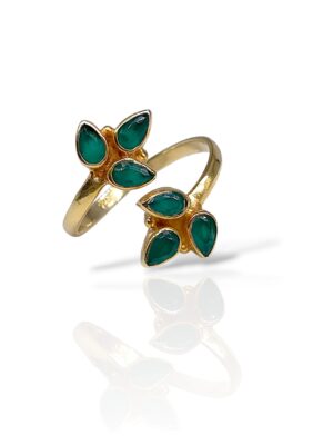 טבעת גודל בצורת עלה עם אבני גרין אוניקס. כסף טהור מצופה זהב